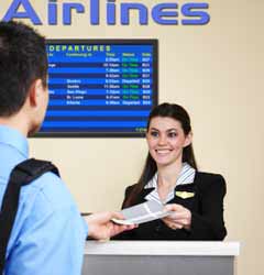 Agent de bureau à l'aéroport qui enregistre les passagers